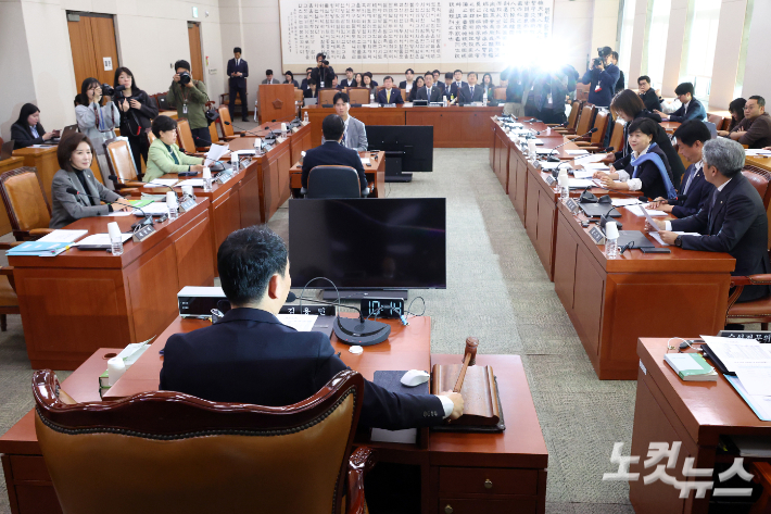 19일 서울 여의도 국회에서 열린 법제사법위원회 법안심사제1소위원회. 윤창원 기자