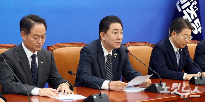 더불어민주당 김병기 원내대표가 20일 서울 여의도 국회에서 열린 정책조정회의에서 발언을 하고 있다. 윤창원 기자
