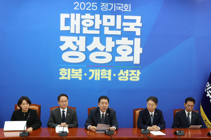 더불어민주당 김병기 원내대표가 20일 서울 여의도 국회에서 열린 정책조정회의에서 발언을 하고 있다. 윤창원 기자