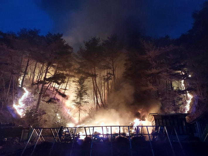 강원 인제군 기린면 한 야산에서 산불이 발생해 산림·소방 당국 등이 진화 작업 중이다. 산림청 제공
