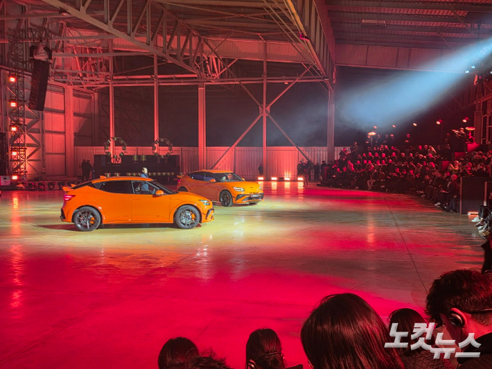 제네시스가 20일(현지시간) 오후 프랑스 남부 르 카스텔레(Le Castellet)의 폴 리카르 서킷에서 마그마 월드 프리미어 행사를 열어 브랜드 최초의 고성능 모델 'GV60 마그마'를 처음 공개했다.  박성완 기자