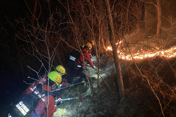 지난 20일 오후 5시 23분쯤 강원 인제군 기린면 현리 야산에서 산불이 발생했다. 산림청 제공