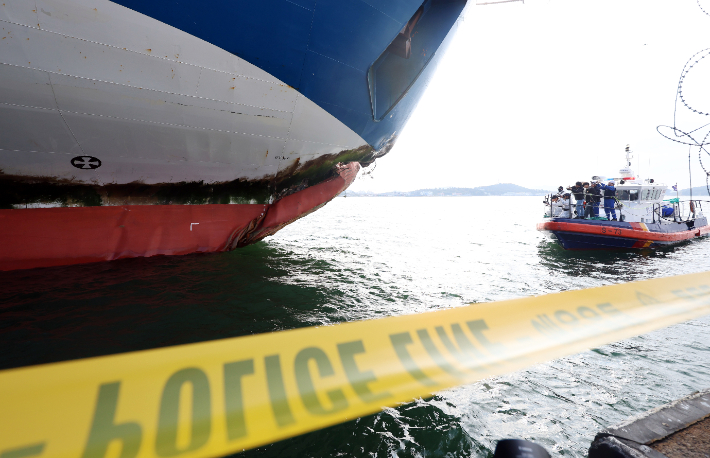 20일 오전 전남 목포시 삼학부두에서 해경과 국과수가 2만6천t급 여객선 퀸제누비아2호에 대한 감식을 하고 있다. 연합뉴스