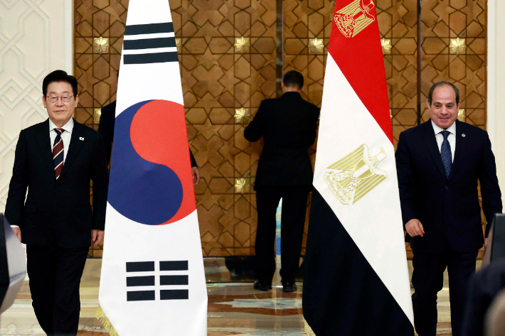 이재명 대통령과 압델 파타 알시시 이집트 대통령이 20일(현지시간) 이집트 카이로 대통령궁에서 공동언론발표를 위해 기자회견장에 입장하고 있다. 연합뉴스