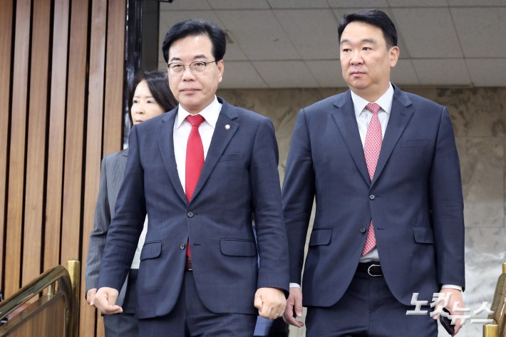 원내대책회의 참석하는 송언석
