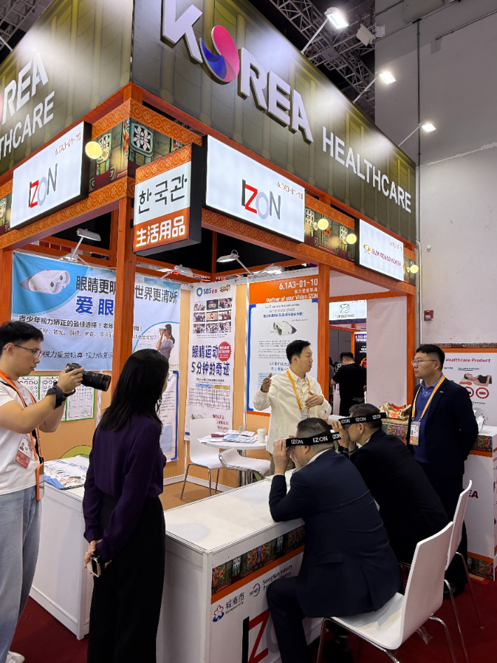 해외 바이어들이 중국 국제수입박람회에 마련된 성남 기업부스에서 제품을 체험하고 있다. 성남시 제공