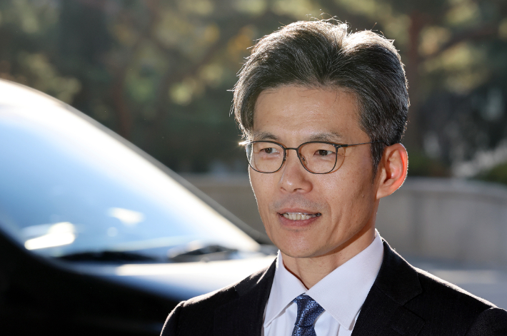 박철우 신임 서울중앙지검장이 21일 서울 서초구 서울중앙지방검찰청으로 들어서며 취재진 질문에 답하고 있다. 연합뉴스