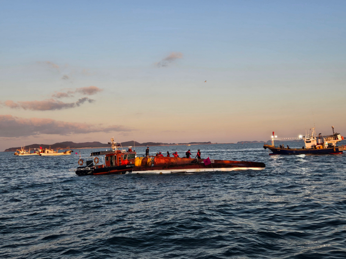 전복선박 구조작업 중인 보령해경 구조대. 보령해경 제공
