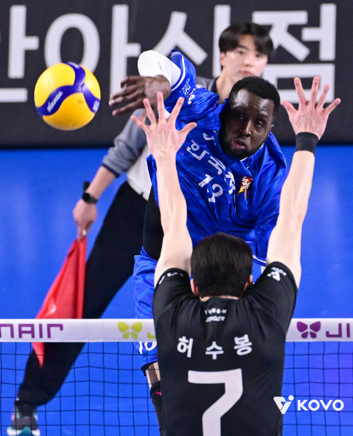 한국전력 베논이 현대캐피탈 허수봉의 블로킹을 넘어 스파이크를 구사하는 모습. 한국배구연맹