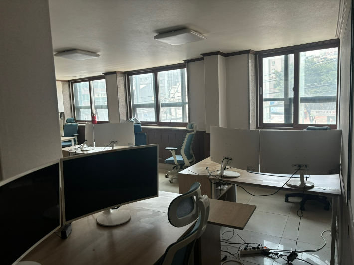 허위 '로또 1등 예측' 사이트를 운영한 일당이 범행 행각을 벌인 사무실 모습. 부산 서부경찰서 제공