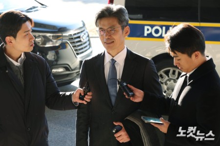 박철우 신임 서울중앙지검장이 21일 오전 서울 서초구 서울중앙지방검찰청으로 출근하고 있다.