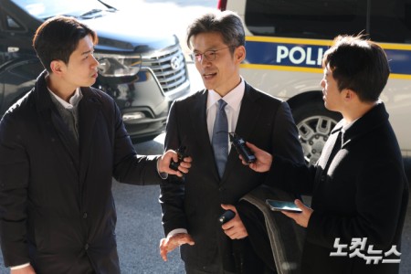 박철우 신임 서울중앙지검장이 21일 오전 서울 서초구 서울중앙지방검찰청으로 출근하고 있다.