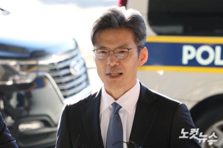 박철우 신임 서울중앙지검장이 21일 오전 서울 서초구 서울중앙지방검찰청으로 출근하고 있다.