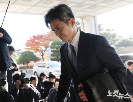 박철우 신임 서울중앙지검장이 21일 오전 서울 서초구 서울중앙지방검찰청으로 출근하고 있다.