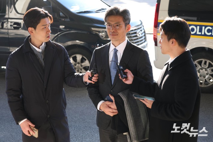 박철우 신임 서울중앙지검장이 21일 오전 서울 서초구 서울중앙지방검찰청으로 출근하고 있다.