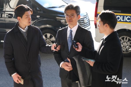 박철우 신임 서울중앙지검장이 21일 오전 서울 서초구 서울중앙지방검찰청으로 출근하고 있다.