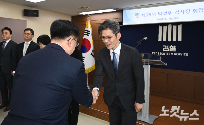 박철우 신임 서울중앙지검장이 21일 오전 서울 서초구 서울중앙지방검찰청에서 열린 제66대 서울중앙지방검찰청 검사장 취임식에서 직원들과 인사를 하고 있다. 류영주 기자