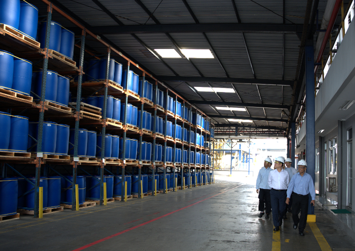애경케미칼 임직원들이 새롭게 인수한 에보닉 공장을 둘러보고 있다. 애경케미칼 제공