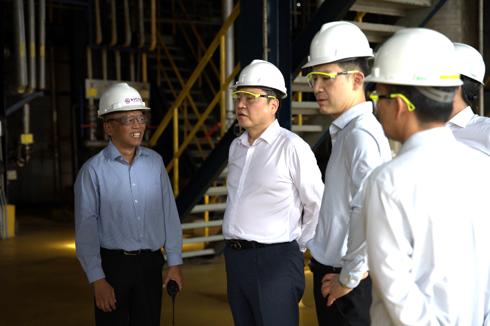 표경원 대표(왼쪽 두번째)를 비롯한 애경케미칼 임직원들이 새롭게 인수한 에보닉 공장을 둘러보고 있다. 애경케미칼 제공