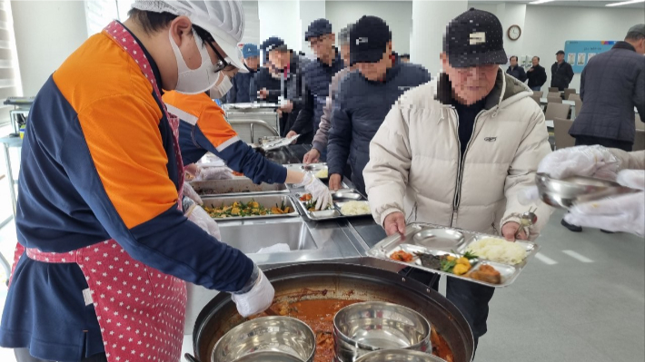 삼척블루파워, 매월 노인복지관 찾아 '정성배식'. 삼척블루파워 제공