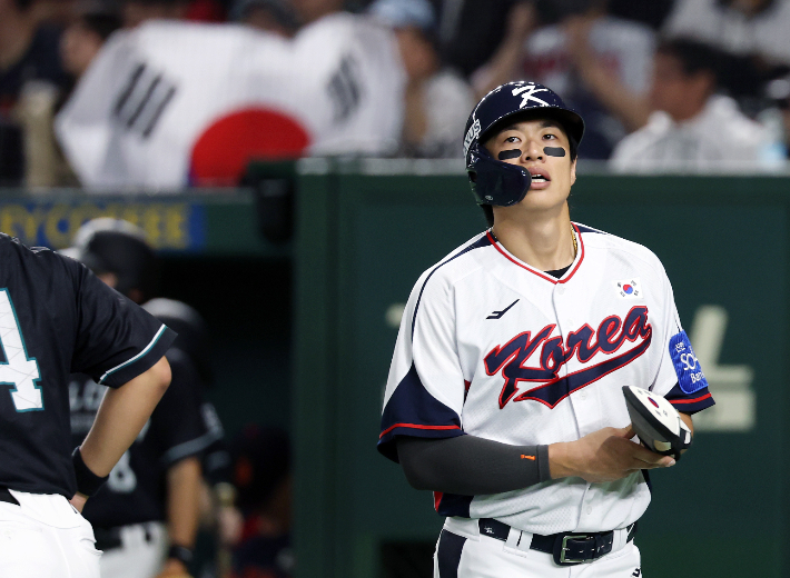 지난 16일 일본 도쿄돔에서 열린 2025 K베이스볼 시리즈 대한민국과 일본의 평가전. 3회말 2타점 적시타와 더블스틸로 득점의 발판을 만든 송성문이 이닝 종료 공수 교대로 더그아웃 향하고 있다. 연합뉴스
