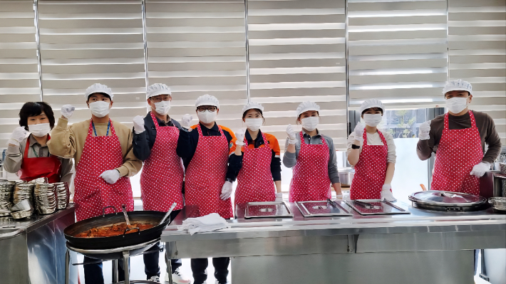 삼척블루파워, 매월 노인복지관 찾아 '정성배식'. 삼척블루파워 제공