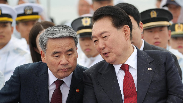 2023년 9월 15일 인천항 수로 및 팔미도 근해 노적봉함에서 열린 제73주년 인천상륙작전 전승기념식에서 윤석열 전 대통령과 이종섭 당시 국방부 장관. 연합뉴스