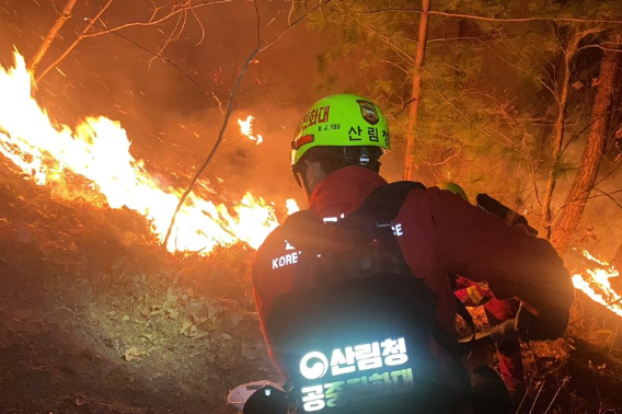 강원 인제군 기린면 한 야산에서 산림 당국이 산불을 끄고 있다. 산림청 제공