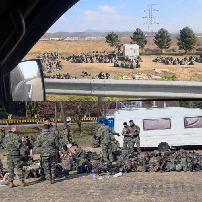 공터 바닥에 앉아 점심을 먹고 있는 해병대 군인들의 모습. 스레드 캡처