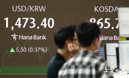 원·달러 환율이 1470원대를 돌파한 21일 서울 중구 하나은행 딜링룸에 원·달러 환율이 표시돼 있다.