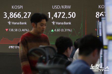 원·달러 환율이 1470원대를 돌파한 21일 서울 중구 하나은행 딜링룸에 원·달러 환율이 표시돼 있다.