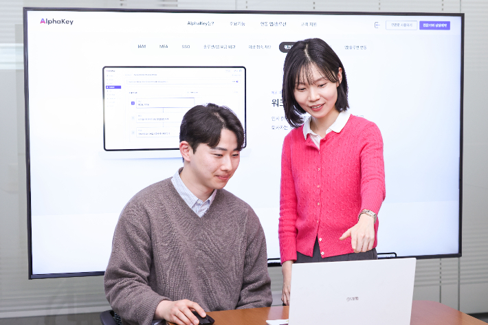 LG유플러스는 통합 계정관리 솔루션 '알파키(AlphaKey)'에 워크플로우 스튜디오를 비롯한 신규 기능을 추가한다고 21일 밝혔다. 사진은 LG유플러스 직원들이 워크플로우 스튜디오 등 알파키의 주요 기능을 소개하고 있는 모습. LG유플러스 제공