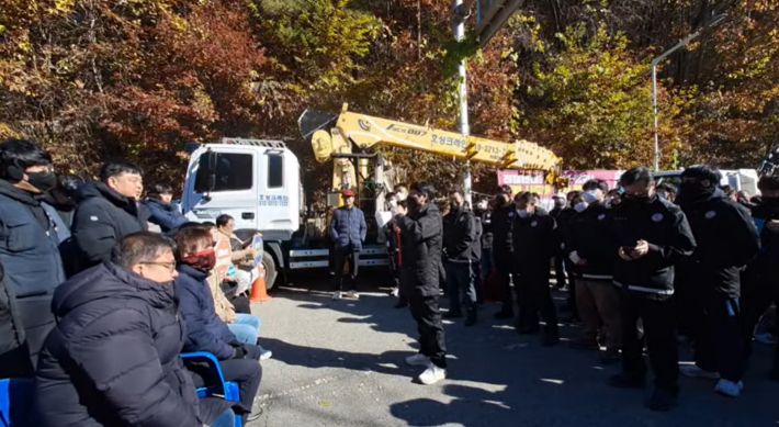 사드 반대 단체 집회 장소 강제 철거를 두고 대치 중인 성주군 공무원과 사드 반대 단체 회원들. 소성리 사드 철회 종합상황실 유튜브 중계 화면 캡처