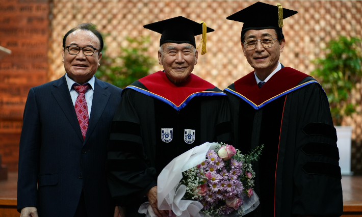 윤명한 장로(가운데)가 한일장신대학교로부터 명예신학박사 학위를 받은 뒤 기념촬영을 하고 있다. (왼쪽부터)윤 장로 아들인 윤신근 박사, 윤명한 장로, 황세형 총장. 한일장신대학교 제공