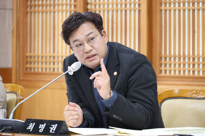 최명권 전주시의원이 행정사무감사에서 질의하고 있다. 전주시의회 제공