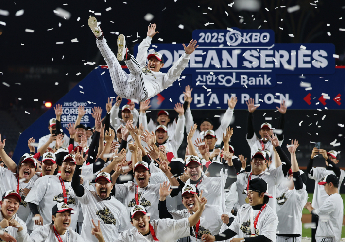 지난달 31일 대전한화생명볼파크에서 열린 2025 프로야구 KBO리그 포스트시즌 한국시리즈 시상식에서 통합 우승을 차지한 LG 트윈스 선수들이 염경엽 감독을 헹가래 치며 기뻐하고 있다. 연합뉴스