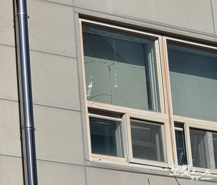화재 열기로 금이 간 인근 기업 유리창. 박우경 기자