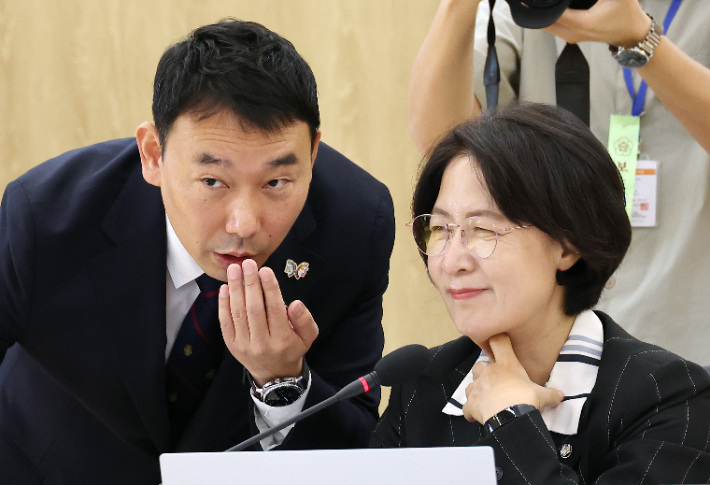 추미애 위원장이 더불어민주당 김용민 간사와 대화하고 있다. 연합뉴스