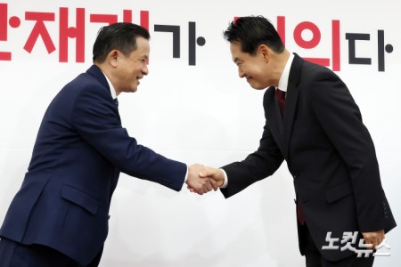 국민의힘 장동혁 대표가 21일 서울 여의도 국회에서 다이 빙 주한중국대사를 만나 악수를 하고 있다.