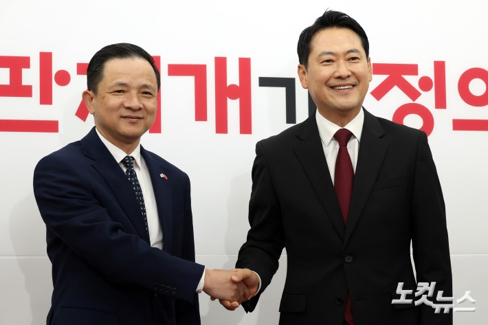 국민의힘 장동혁 대표가 21일 서울 여의도 국회에서 다이 빙 주한중국대사를 만나 악수를 하고 있다.