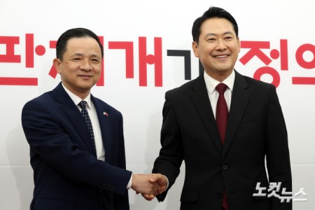 국민의힘 장동혁 대표가 21일 서울 여의도 국회에서 다이 빙 주한중국대사를 만나 악수를 하고 있다.