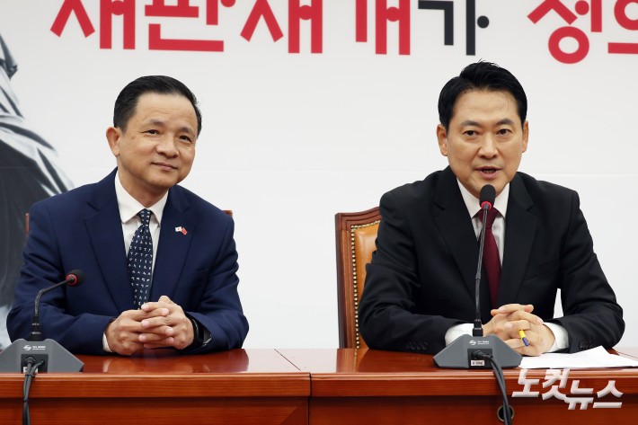 국민의힘 장동혁 대표가 21일 서울 여의도 국회에서 다이 빙 주한중국대사를 만나며 발언을 하고 있다.