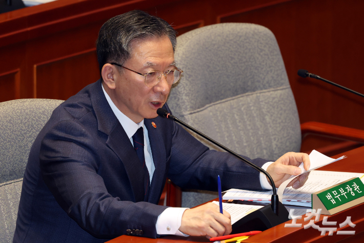 13일 서울 여의도 국회에서 열린 예산결산특별위원회 전체회의에서 정성호 법무부 장관이 의원 질의에 답변을 하고 있다. 윤창원 기자