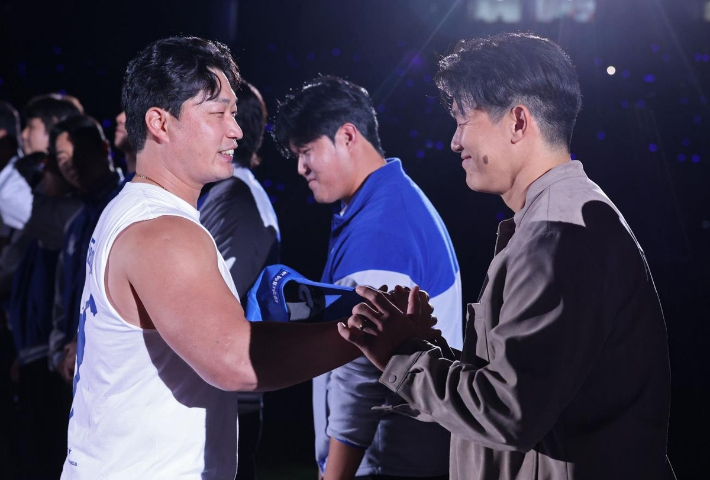 올 시즌 은퇴한 오승환(왼쪽)이 은퇴 경기에서 김대우와 악수하는 모습 .삼성 라이온즈