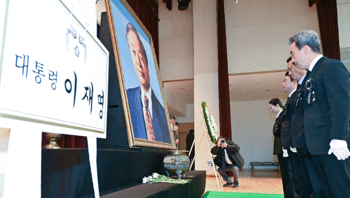 강훈식 대통령비서실장이 21일 서울 동작구 국립서울현충원에서 열린 고 김영삼 전 대통령 서거 10주기 추모식에서 묵념을 하고 있다. 연합뉴스