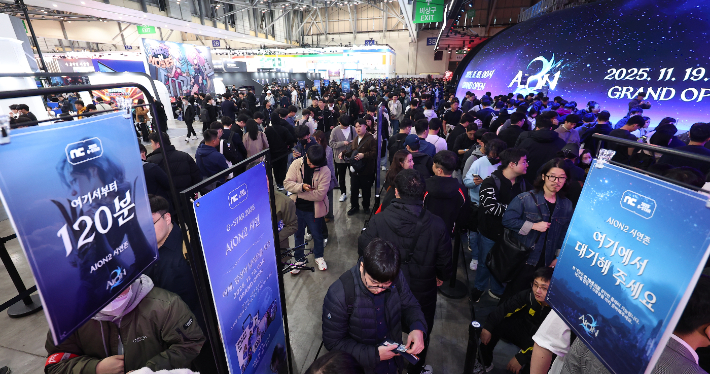 13일 오전 부산 벡스코에서 개막한 국내 최대 게임쇼 2025 지스타에서 관람객들이 게임을 즐기고 있다. 연합뉴스