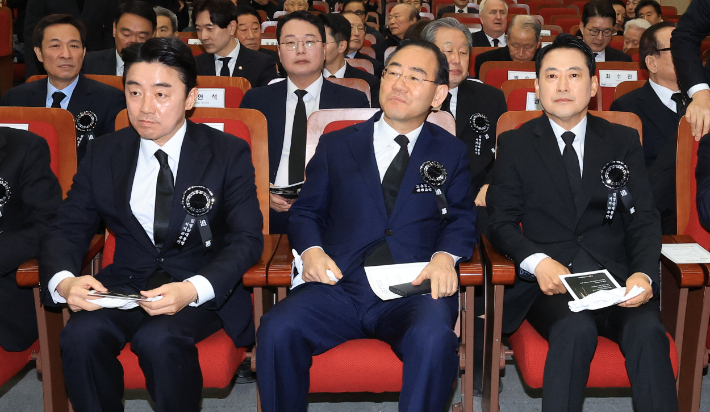 (왼쪽부터)강훈식 대통령 비서실장, 주호영 국회부의장, 국민의힘 장동혁 대표가 21일 서울 동작구 국립서울현충원에서 열린 고 김영삼 전 대통령 서거 10주기 추모식에 참석하고 있다. 연합뉴스