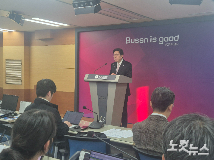 박형준 부산시장은 21일 입장문을 통해 국토교통부의 가덕도신공항 건설 기간 연장에 대해 "시민 바람을 외면한 결정에 깊은 유감"이라며 "사업을 조속히 정상화할 것"을 촉구했다. 박중석 기자