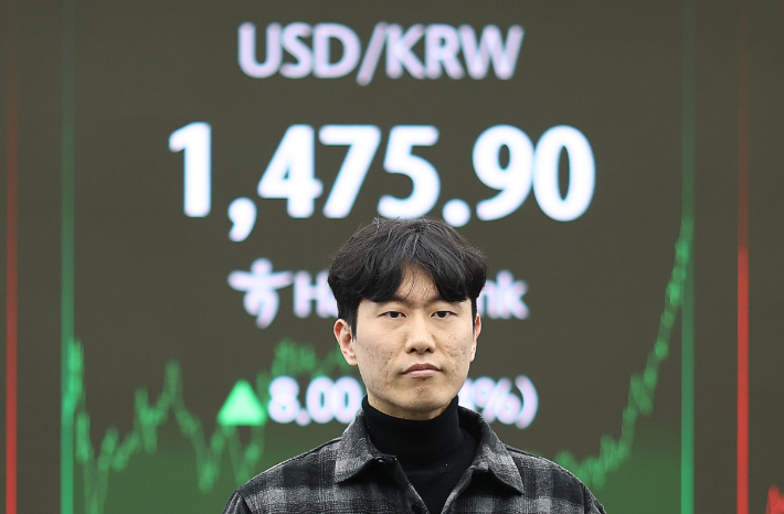 21일 서울 하나은행 본점 딜링룸에서 딜러들이 업무를 보고 있다. 연합뉴스