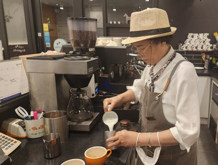 노인 일자리 사업을 통한 실버 바리스타. 고양시 제공